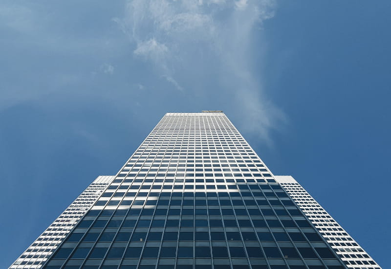 Ein Wolkenkratzer ragt in den Himmel.