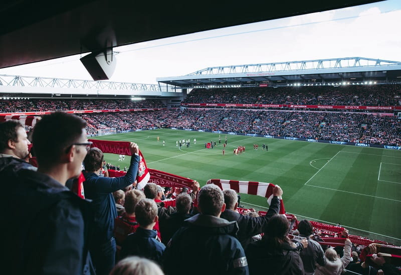 Fans jubeln im Stadion des FC Liverpool.