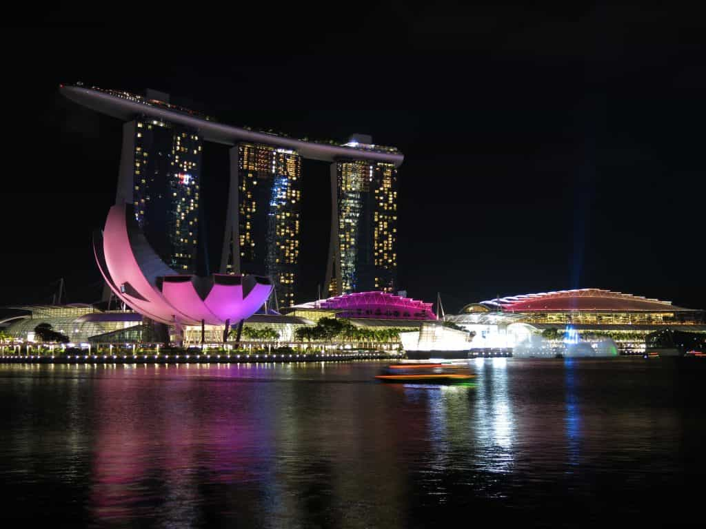 Das Marina Bay Sands Casino bei Nacht