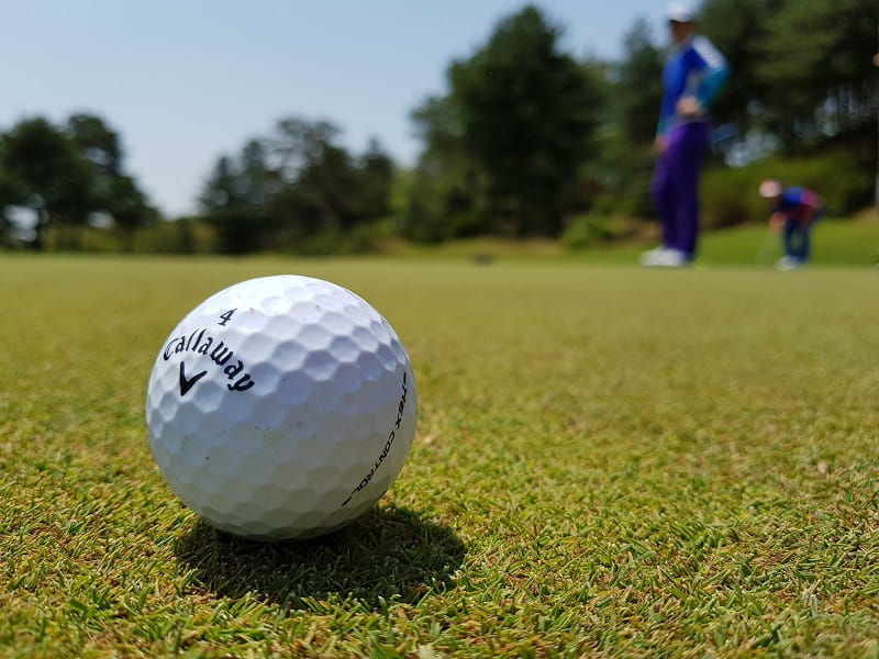 Ein Golfball während eines Spiels auf der Rasenfläche.