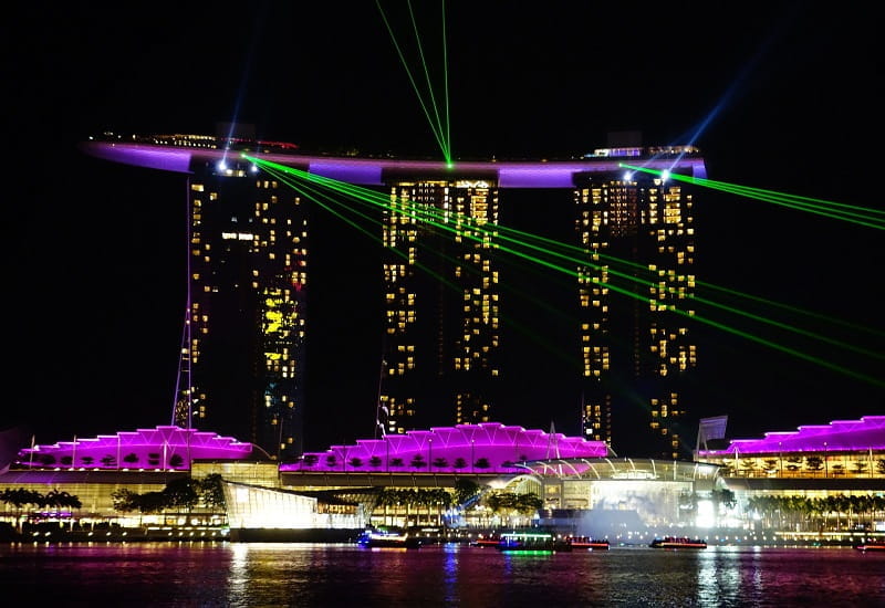 Das Marina Bay Sands in Singapur bei Nacht.