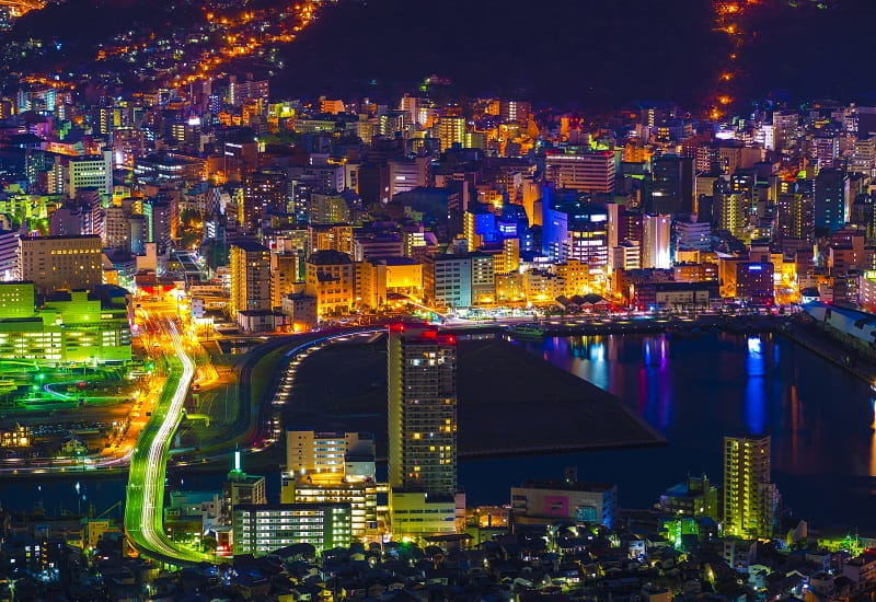 Die japanische Stadt Nagasaki bei Nacht.