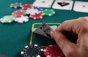 Zwei Könige werden beim Poker aufgedeckt.