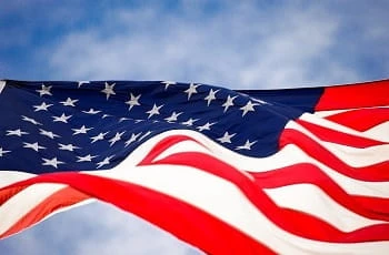 Eine US-Flagge im Wind.