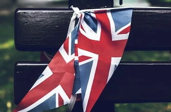 Britische Miniaturflaggen an einer Parkbank.