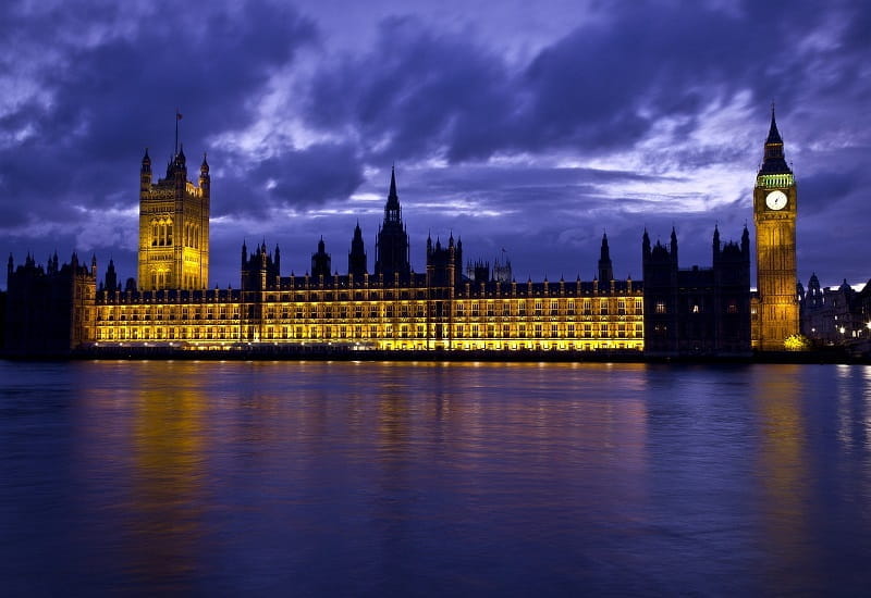 Der Londoner Regierungssitz am Abend.