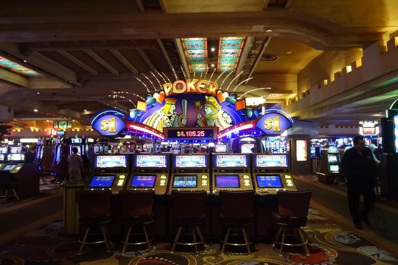 Spielautomaten und Slots in einem Casino.