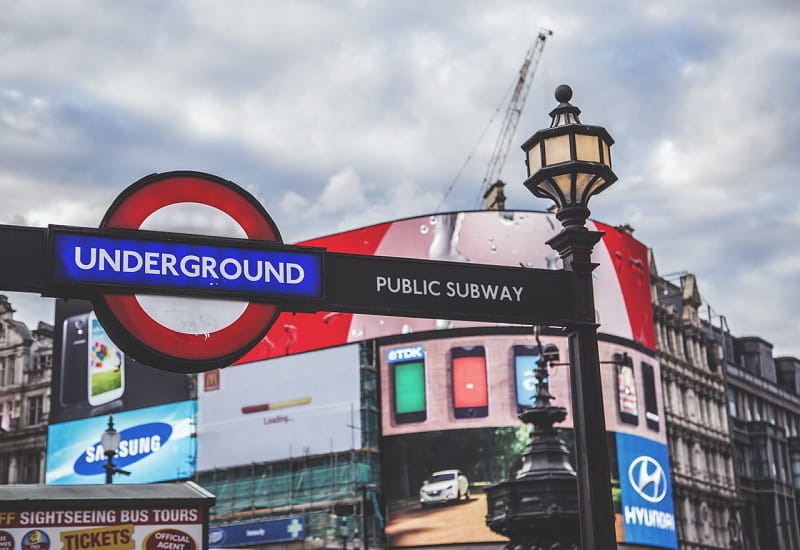 Ein U-Bahnschild in London, Großbritannien.