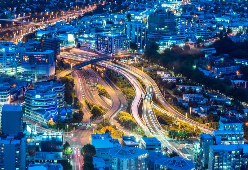 Das Stadtzentrum von Auckland, Neuseeland, am Abend.