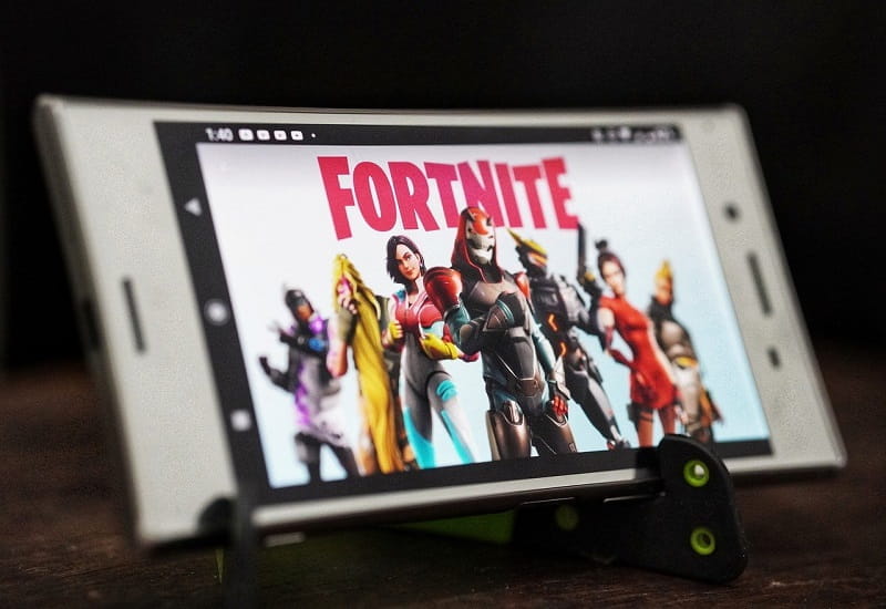 Ein Smartphone-Display zeigt das Videospiel Fortnite.