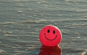 Glückliche Emoticon am Strand.