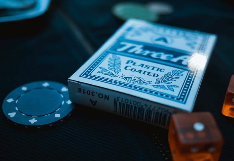 Spielkarten, Würfel und Pokerchips.