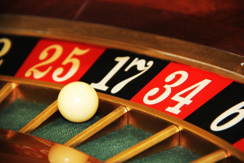 Eine Kugel liegt im Roulette-Kessel auf der schwarzen 17.