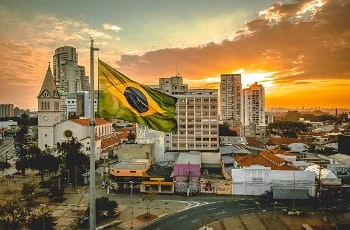 Eine brasilianische Flagge im Wind.
