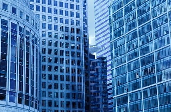 Die Außenfassade eines Gebäudekomplexes.