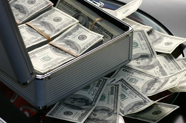 Ein Koffer voller US-Dollar.