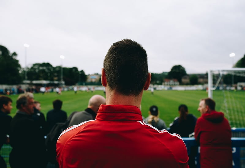 Fußballfans schauen sich ein Spiel an.
