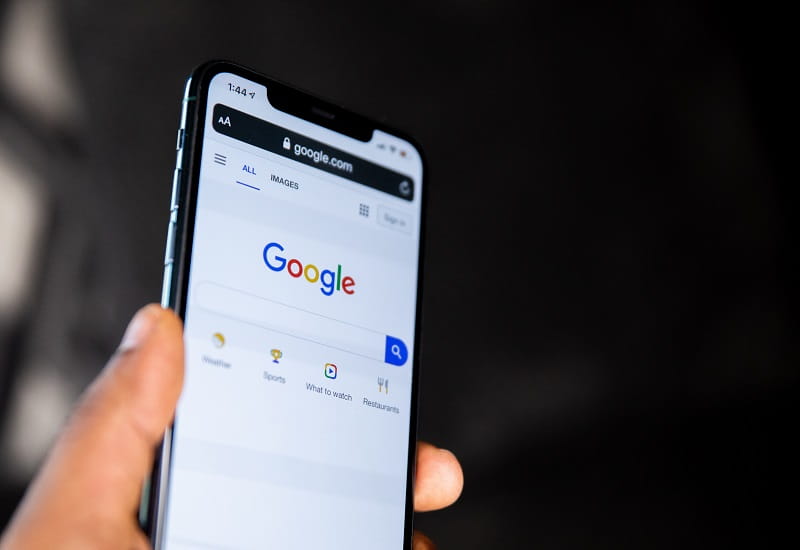 Ein Smartphone zeigt die Google-Suchmaschine.