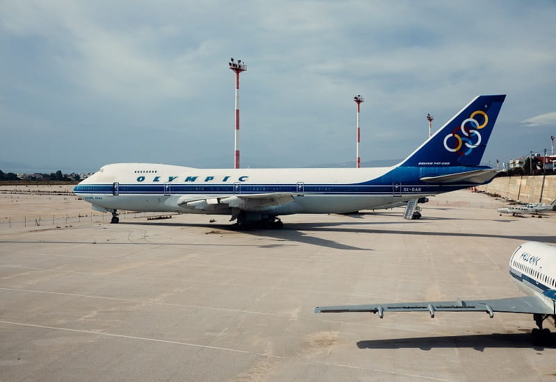 Ein altes Flugzeug auf dem stillgelegten Flughafen von Athen.