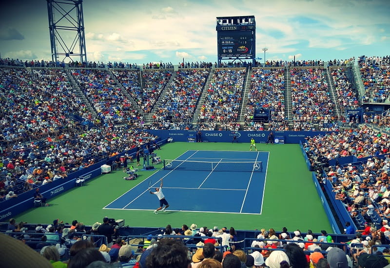 Ein Tennisspiel der ITF vor Publikum.