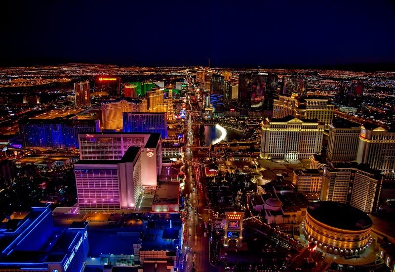 Die Dächer des US-Glücksspieldeltas Las Vegas bei Nacht.