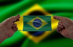 Eine brasilianische Flagge als Nasen-Mundschutz.