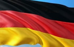 Eine deutsche Nationalflagge im Wind.