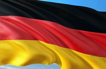 Eine deutsche Nationalflagge im Wind.