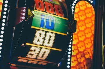 Die Walze eines Spielautomaten zeigt einen Gewinn.