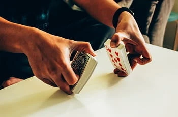 Ein Pokerspieler mischt Spielkarten.