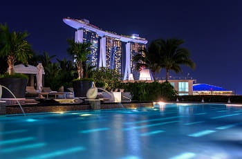 Das Marina Bay Sands in Singapur bei Nacht.