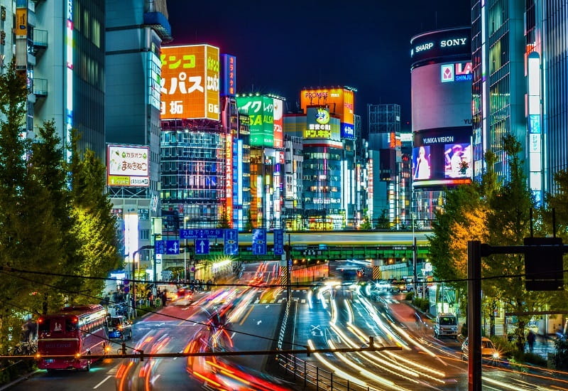 Die Innenstadt der japanischen Hauptstadt Tokio bei Nacht.