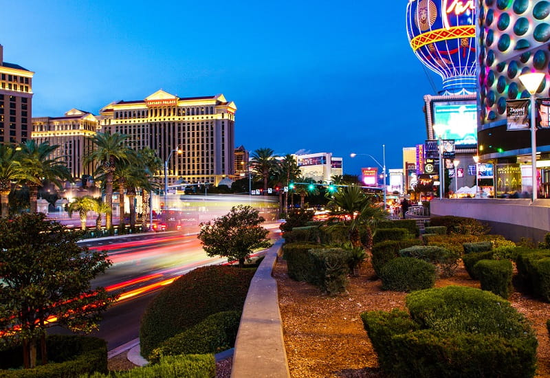 Die belebten Straßen von Las Vegas am Abend.