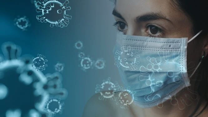 Frau mit Maske umgeben von Corona-Viren.