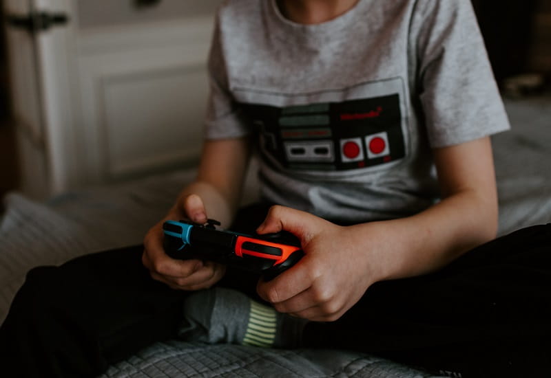 Ein Controller in den Händen eines Heranwachsenden.