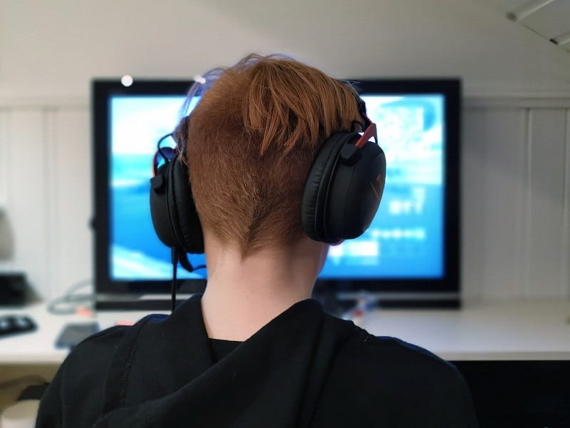 Ein Heranwachsender beim Videospiel.