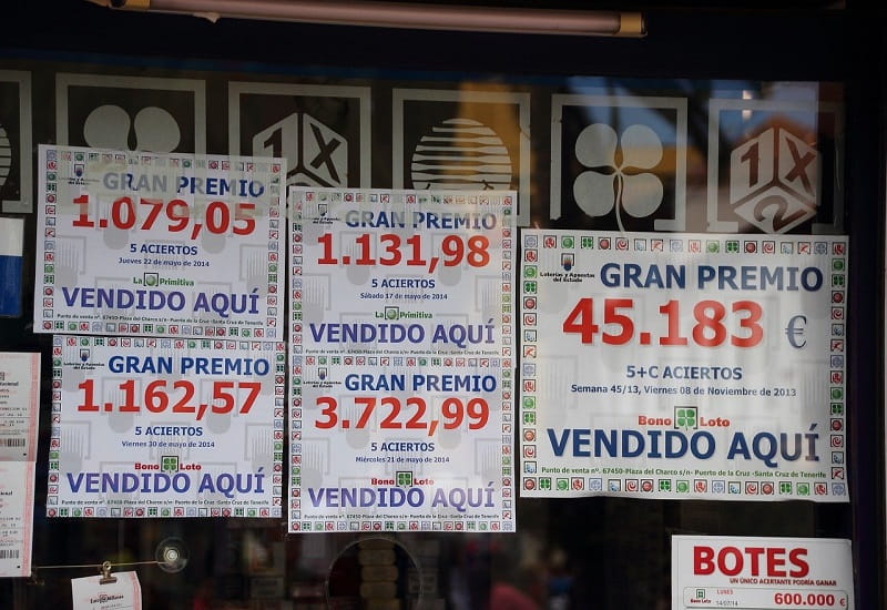 Reklamen der spanischen Lotterien in einem Schaufenster.