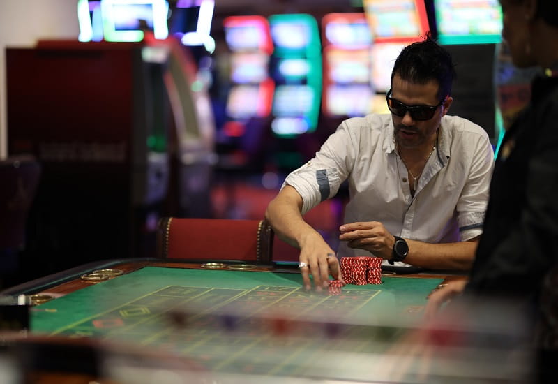 Ein Pokerspieler am Pokertisch eines Casinos.