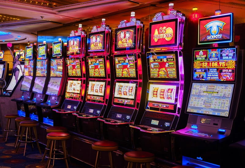 Die unbesetzten Spielautomaten einer Spielhalle.