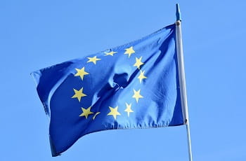 Eine Flagge der Europäischen Union im Wind.