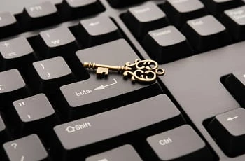 Ein goldener Schlüssel auf einer Computertastatur.