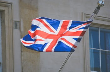 Eine britische Flagge vor einem Gebäude.