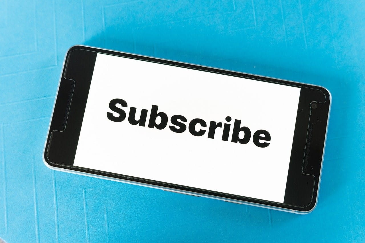 Smartphone mit dem Wort Subscribe.