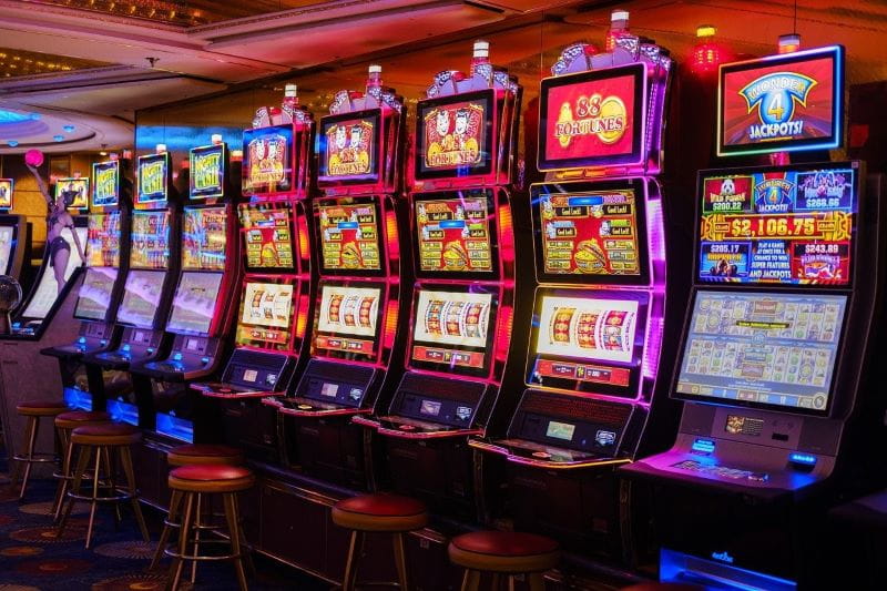 Spielautomaten in einem Spielcasino.