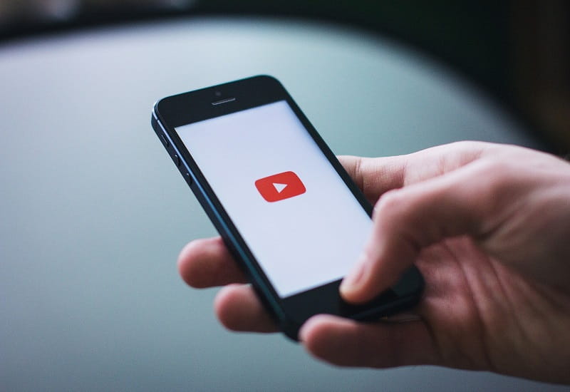 Ein Nutzer startet die YouTube-App auf dem Smartphone.