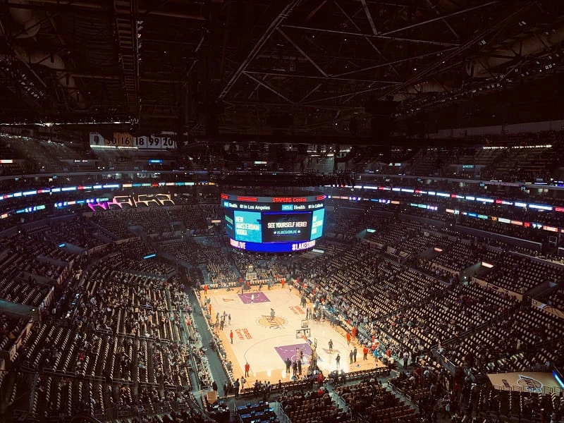 Das Basketballstadion der LA Lakers vor einem Spiel.