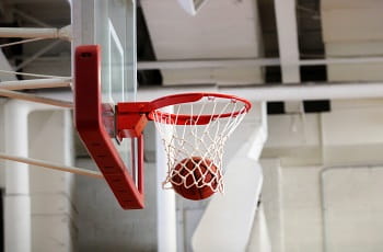 Ein Basketball fällt durch den Korb.