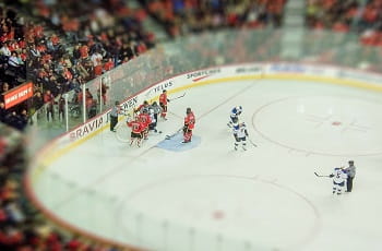 Ein Eishockeyspiel in Kanada.