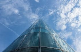 Ein Düsseldorfer Wolkenkratzer ragt in den Himmel.