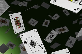 Durcheinander gewirbelte Pokerspielkarten.